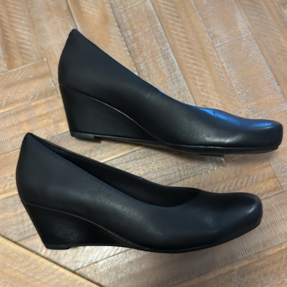 Clark's Flores Tulip Leather Jacket Low Wedge Heel Pumps - Picture 4 of 9